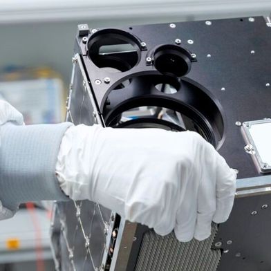 Kleinsatelliten werden künftig in großen Stückzahlen produziert. Der Automobilzulieferer Brose steigt deshalb in das Geschäftsfeld ein. (Bild: Fraunhofer EMI)
