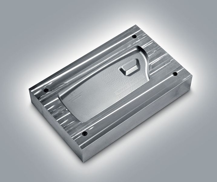 Mit der innovativen Lasertec-Shape-Technologie bietet DMG Mori neue Möglichkeiten im Formenbausektor – wie hier am Beispiel eines Handschuhfachdeckels in kombinierter Waben-/Lederstruktur. (DMG Mori)