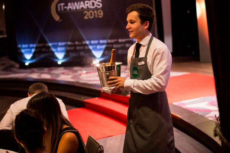 Um die Verleihung der IT-Awards gebührend zu feiern, darf der Crémant natürlich nicht fehlen. (Bild: artful rooms / VIT)