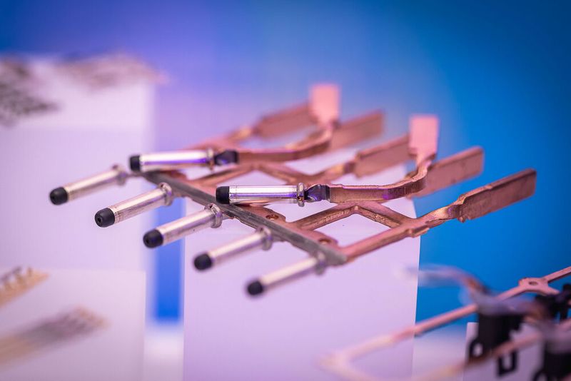 16. Anwenderkongress Steckverbinder: Der Tag 2 auf dem Steckverbinderkongress 2022 hatte den Themenschwerpunkt auf Oberflächen und Werkstoffen. Das umfasste die Konfektion Schwerer Steckverbinder für den Schaltschrankbau ebenso wie Hochstromkontakte für die E-Mobilität und funktionalisierte Oberflächen im Einsatz auf der ISS im Weltraum. (Bild: Elektronikpraxis)