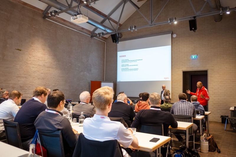 Georg Binek (l., Geschäftsführer cross media IT) und Rui Sergio Pinto Barreto (Business Development Manager, CPN) (Bild: CPN / Niklas Christensen)