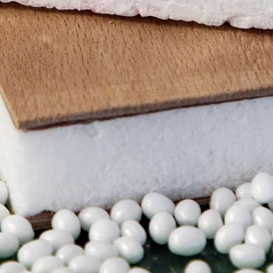 Des granulés EPLA compacts au panneau isolant expansé prêt à l'emploi : ce matériau en mousse particulaire d'origine biologique peut être mis en œuvre comme solution « drop-in » sur les machines de moulage EPS existantes. (Bild: Nexofoam)