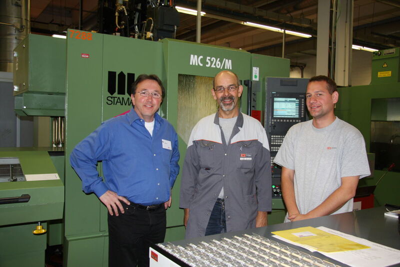 Gustav Fricker, Hans-Peter Baumgartner und der Maschinenoperateur sind mit der Maschinenlösung, die seit sechs Jahren im Einsatz ist, voll zufrieden.  (Bild:Böhm)