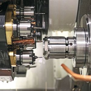 Mehr fräsen als drehen – dazu ist der 15-fach-Revolver der Biglia B 620YS mit über 30 Werkzeugen bestückt. Highlight sind die Vierfachhalter, deren angetriebene Werkzeuge für hochpräzise Bohr- und Fräsbearbeitungen sorgen. (Bild: teamtec)