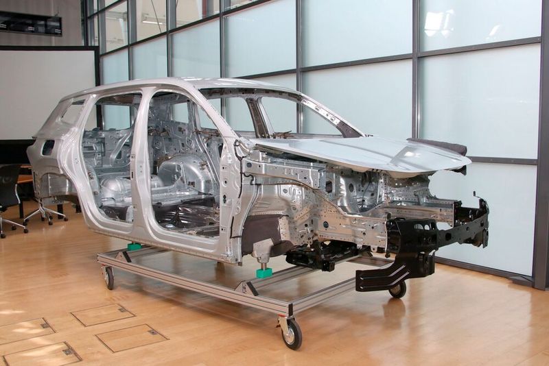 Detaillierte Einblicke in den Karosseriebau des Modells Tayron gewährte Volkswagen bei einem Werksbesuch.(Bild:  Jürgen Klasing)