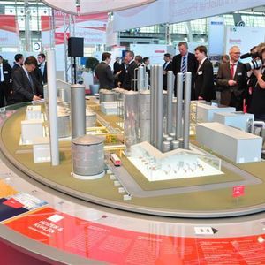 Auf der Sonderschau Energieeffizienz in industriellen Prozessen zeigt eine Bioethanol-Anlage im Modell-Format exemplarische Einsparpotenziale im gesamten Prozess auf. 