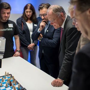 Schachmatt? Niedersachsens Ministerpräsident Stephan Weil schaut sich die Exponate in der Roboterfabrik an.