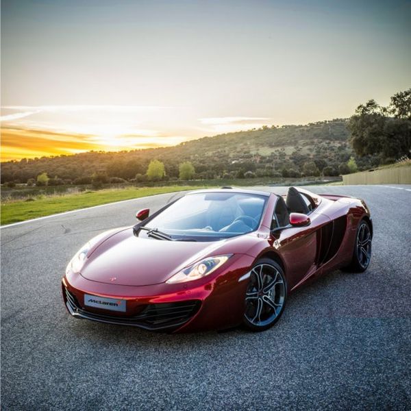 Es verfügt über ein Klappdach... (McLaren)