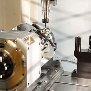 Bearbeitungsraum des Fanuc-BAZ α-D21MiB5ADV Plus, hier eine Fräsoperation an einem typischen Bauteil für Fräs- und Dreh­operationen.(Bild:  Walter Meier (Fertigungslösungen))