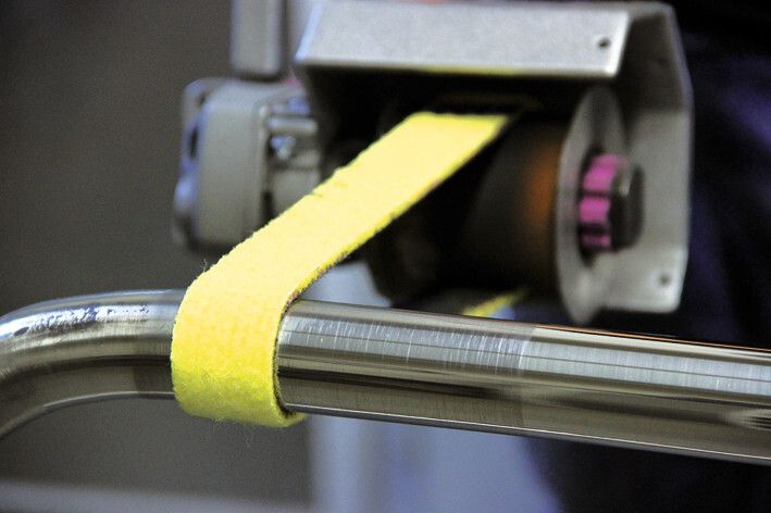 Die abschließende Spiegelglanzpolitur erfolgt nun mit Super-Polish-Band oder Merinofilz-Band und rosa Poliercreme. (Bild: Eisenblätter)