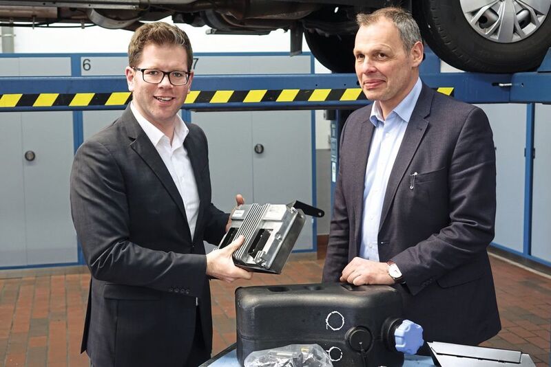 Stefan Lefarth (links) und Ulrich Levermann verantworten bei HJS das Geschäftsfeld SCR-Nachrüstung. Das Unternehmen fokussiert sich auf Produkte für Transporter. (Rosenow)