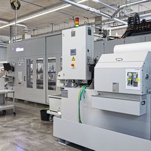 Die «Versa 945» von Fehlmann, kombiniert mit einer angepassten Automationslösung von Gibas, bildet das maschinelle Herzstück der neuen Fertigungsplattform bei Escha.(Bild:  Fehlmann)