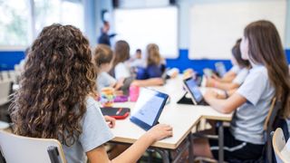 Mit MDM von Securepoint können Schulen mobile Geräte sicher und datenschutzkonform in den Unterricht integrieren. (davidfuentesphoto.com – stock.adobe.com)