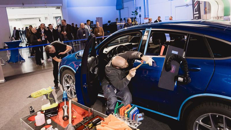 In der Pause verfolgten viele Teilnehmer, wie die Arbeiten von APZ vorangingen. (Bild: Stefan Bausewein)