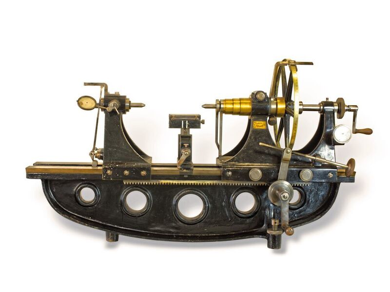 Die erste mechanische Längenmessmaschine von Carl Mahr aus dem Jahr 1908, die wegen ihrer Form „Schaukelpferd“ genannt wurde. (Mahr/Beisert & Hinz GmbH)