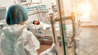 In Telekonsilen zu akuten Fällen sollten die zugeschalteten Experten den Patienten und die Überwachungsmonitore per Kamera direkt einsehen können (©Valerii – stock.adobe.com)