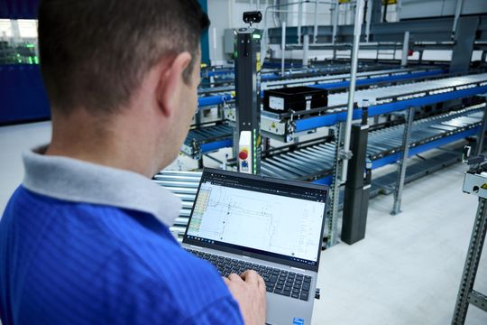 Das KiSoft Fleet Control System (FCS) der Open Shuttles ist über ein REST-Interface direkt in SAP EWM MFS integriert.(Bild:  Knapp I Niederwieser)