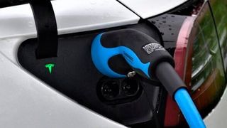 Electric vehicle market 2020: As a result of the COVID-19 pandemic, IDTechEx forecasts that total sales of electric vehicles will decrease by 19% to 24 million. (gemeinfrei)