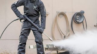 Dehn Care  WJP sorgt für einen zuverlässigen Arbeitsschutz beim Arbeiten mit Hochdruckwasserstrahlen bis 1.000 bar. (Dehn)