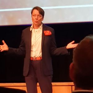 Dagmar Dirzus, Vice President Artificial Intelligence & Platform Business, Krohne, betonte den Nutzen der Verwaltungsschale und des digitalenTypenschilds, das Herstelldaten, Seriennummer, aber auch die Dokumentation über den gesamten Lebenszyklus sowie Kalibriervorgänge etc. enthält.(Bild:  Kempf/VCG)