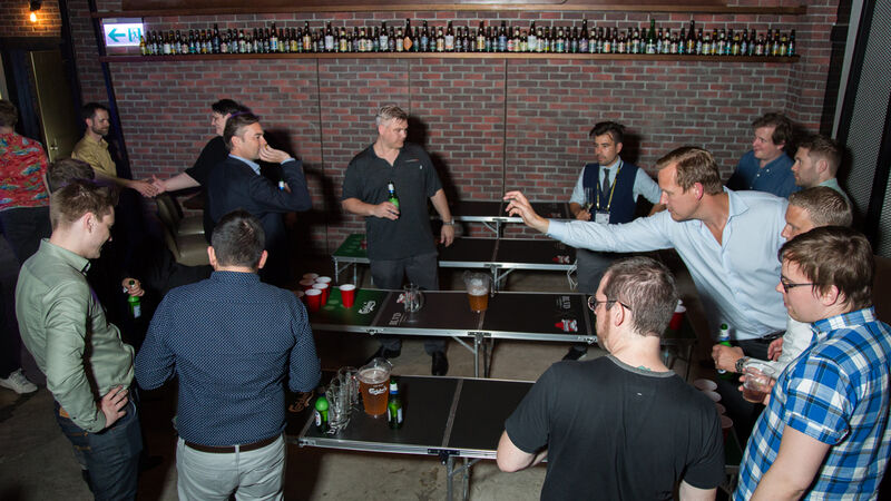 Das Fractal Team mit Gästen beim Beer Pong. (Bild: Fractal Design)