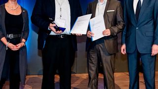 Dr. Kay Bernhard und Dr. Arnim Kraatz (v. l.) von Evonik nehmen die AVK-Auszeichnung für die Neuentwicklung „Rohacell Triple F - Serientaugliche Schaumstoffkerne für Sandwichbauteile“  in der Kategorie Produkte und Anwendungen entgegen. (Bild: Evonik)