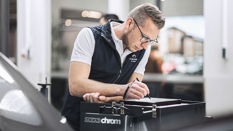 Experten der Hahn-Gruppe kümmern sich um den Service an den Fahrzeugen. (Bild: Maks Richter)