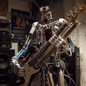 Bones soll der präziseste Bassspieler der Welt sein.