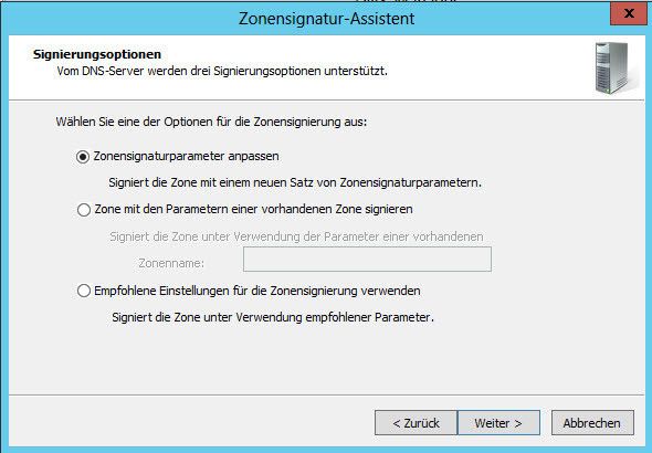 Das Signieren der Zone erfolgt über einen Assistenten. Mit diesem können Administratoren recht einfach DNS-Zonen vor Manipulationen schützen. Der Assistent erlaubt die manuelle Signierung, eine Aktualisierung zuvor signierter Zonen und eine Signatur auf Basis automatischer Einstellungen. (Archiv: Vogel Business Media)