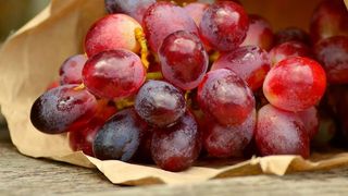 Der sekundäre Pflanzenstoff Resveratrol kommt in roten Trauben vor. Ihm werden entzündungshemmende Eigenschaften zugeschrieben. (Symbolbild) (Bild: gemeinfrei)