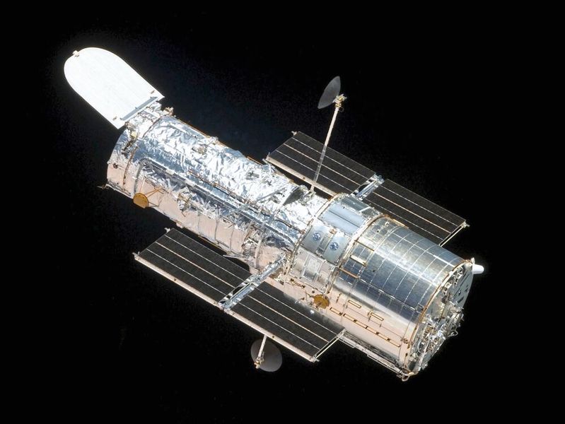 Das Hubble Weltraumteleskop wurde am 24. April 1990 in den unteren Erdorbit platziert. Seit beinahe 30 Jahren ist es unverzichtbar für irdische Astronomen und Wissenschaftler. (gemeinfrei)