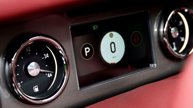 Hinterm Lenkrad zeigt ein kleines Display fahrrelevante Informationen und einiges mehr an. (Bild: SP-X/Mario Hommen)