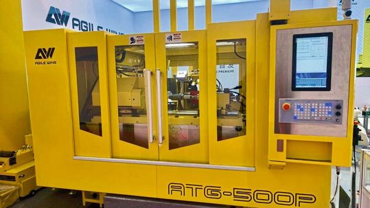 La rectifieuse ATG 500 C2 d'Agile Wing est équipée de la commande numérique Flexium+ 68 de NUM, de sept axes MDLUX ainsi que du logiciel NUMgrind pour une flexibilité difficile à égaler.(Source :  NUM AG)