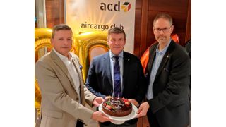 Der Aircargo Club Deutschland (ACD) ist 60! Das ermuntert zum Feiern (v.l.) Ingo Richter, Vizepräsident des ACD,  Christopher Stoller, Präsident des ACD, sowie Thorsten Hecker, Vorstand Finanzen. (Bild: ACD)