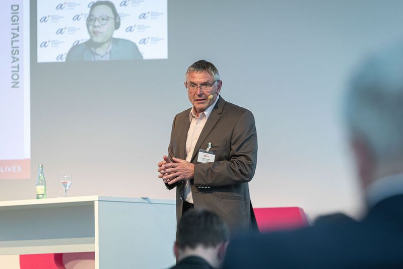 Wilhelm Otten im Hintergrund zugeschaltet aus Singapur Gabriel Loh, Project Manager, Institute of Chemical & Engineering Sciences (ASTAR) (Bild: Bausewein / PROCESS)