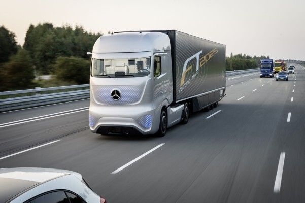 Der Mercedes-Benz Future Truck 2025: Weltpremiere der spektakulären Studie des Lkw von morgen – autonome Fahrt in eine faszinierende Zukunft (Mercedes-Benz)