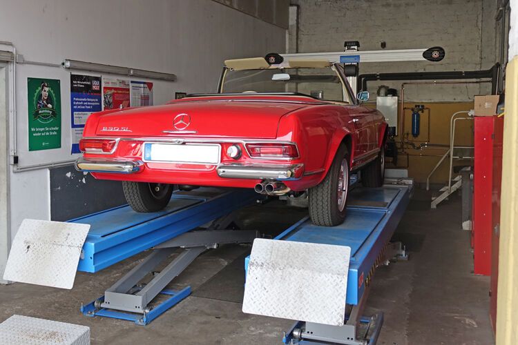Deutlich betagt ist dieser Mercedes 230 SL. (Bild: Schreiner/»kfz-betrieb«)