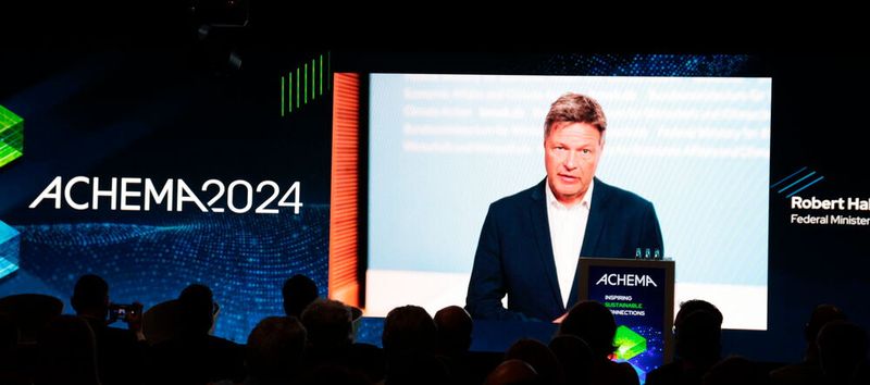 Mit seinen Grußworten eröffnet Wirtschaftsminister Robert Habeck die Achema.(Bild:  Ernhofer / PROCESS)