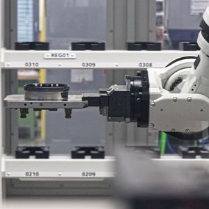 Herzstück der Automation ist eine Roboterzelle mit einem Fanuc-Roboter, der unterschiedliche Bauteilgrössen problemlos handeln kann – von kleinen Elektroden bis hin zu grossen Formplatten.(Bild:  Fehlmann)