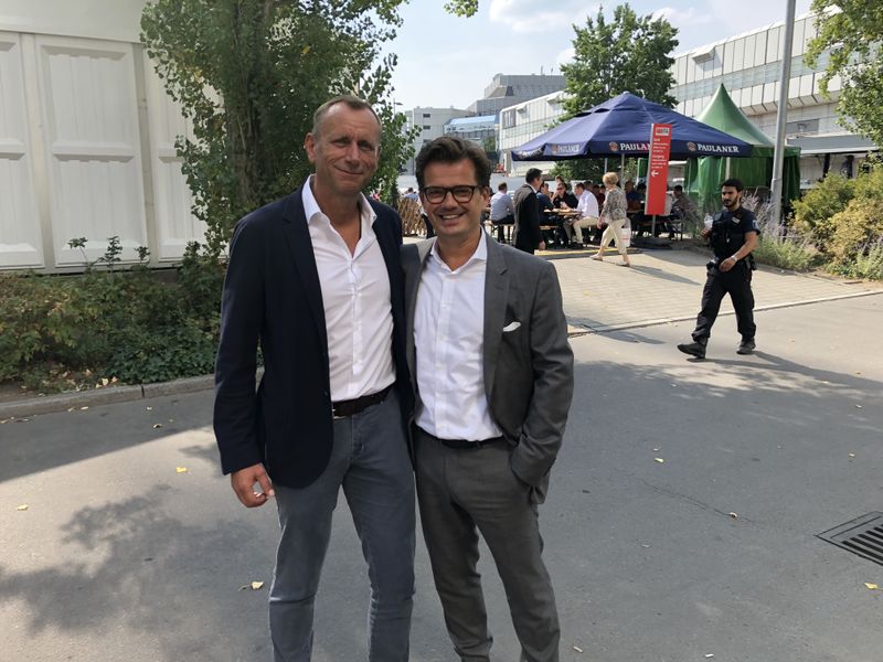 (l.) Klaus Schäfer mit Oliver Barz, BenQ. (Bild: IT-BUSINESS)