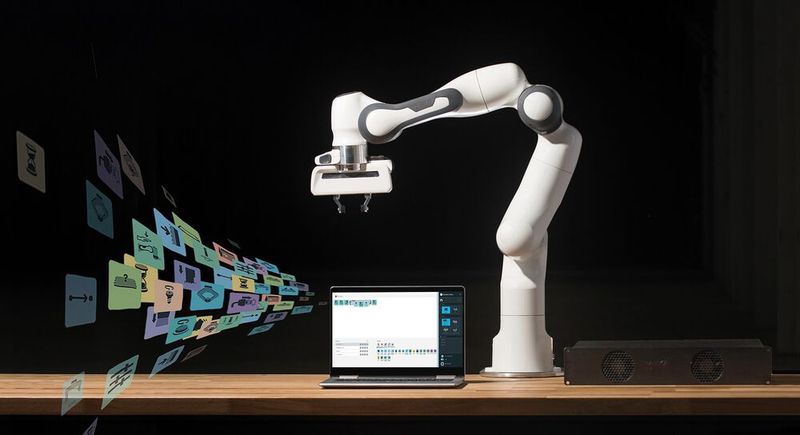 Kollaborative Roboter (Cobots) rücken zunehmend in den Fokus. Was dies für die Arbeitswelt bedeutet, sehen Fachbesucher am Beispiel des Cobots „Panda“ von Voith Robotics.  Am CEBIT-Stand des ERP-Spezialisten Asseco Solutions wird der Panda ein Geschäftsszenario aus der Praxis bewältigen – und dabei mit der ERP-Lösung APplus interagieren. Am Stand werden einzelne Schritte eines Geschäftsszenarios aus der Praxis simuliert, beispielsweise die Entnahme von Ware aus dem Lager für eine Kundenbestellung. Durch Bedienung der Robotersteuerung ist der Facharbeiter in der Lage, die gewünschte Menge an den Panda zu kommunizieren, woraufhin dieser die entsprechende Anzahl Elemente aus einem Vorratsbehältnis am Asseco-Stand entnimmt. Im Anschluss verbucht er die durchgeführte Aktion in APplus, das er mithilfe seines Touchpens bedient und so die entsprechenden Werte in das ERP-System eingibt. Schließlich veranlasst er in APplus den Druck oder E-Mail-Versand des entsprechenden Belegs, um die Mengenentnahme für den Kunden zu quittieren. Asseco Solutions auf der CEBIT: Halle 17, Stand E16  (Bild: www.raggieleonora.com)