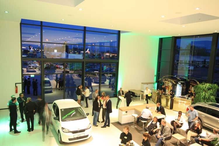 Auch innen beeindrucken die Dimensionen den Besucher. (Foto: Autohaus Peter)