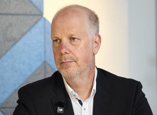 Mike Kreuzer, Regionaler Verkaufsleiter der Newemag: «Hedelius versteht sich als Werkzeugmaschinenhersteller, der sehr stark auf die Bedürfnisse des Marktes eingeht und die Anlagen entsprechend den Kundenanforderungen konsequent weiterentwickelt.»(Bild:  Matthias Böhm)
