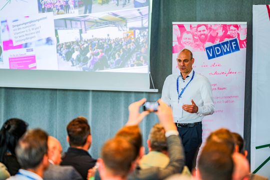 Jens Lüdtke, Vorstand Tebis, betont die Bedeutung der Umsetzungsfähigkeit für Werkzeug-, Modell- und Formenbaubetriebe sowie für Unternehmen aus der Kunststoffverarbeitung: Nicht der Markt oder die Technologie, sondern konsequentes Handeln entscheidet über den Erfolg im strukturellen Wandel.(Bild:  VDWF)