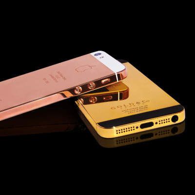 Gold hat Apple erkämpft: Hier übrigens zu sehen iPhones der Luxus-Variante, mit 24-Karat-Goldüberzug oder in Rotgold-Optik. (Gold & Co.)