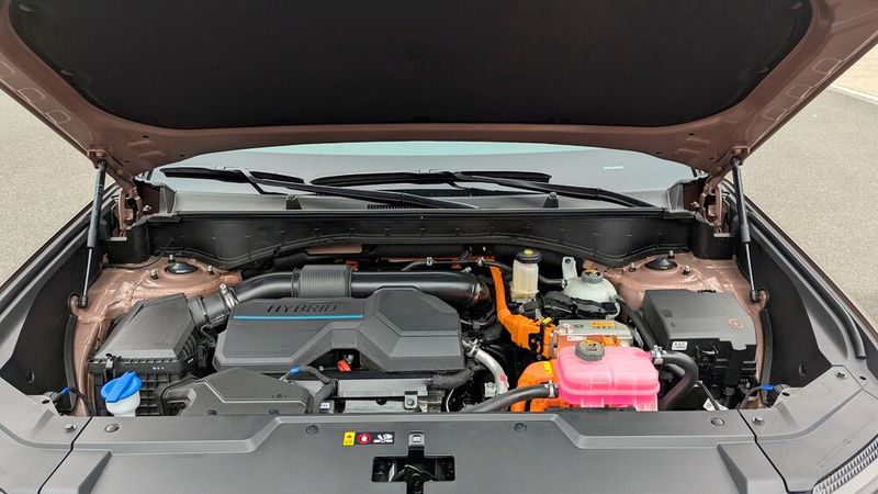 Der Santa Fe ist nicht mehr mit Dieselmotor erhältlich, es gibt nur noch Hybridantriebe. Im Alltag reicht der 258 kW/215 PS starke Hybrid locker aus, schwere Lasten kann er aber nicht ziehen. (Bild: Rosenow – VCG)