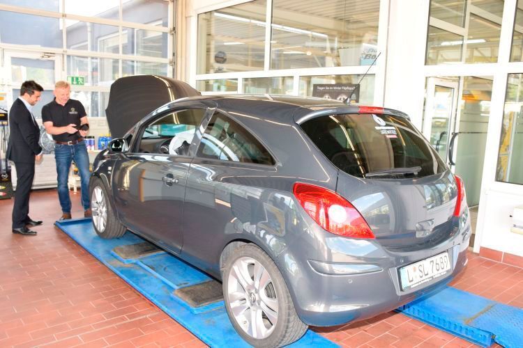 Die Dialogannahme mit dem Kunden ist im Autohaus Gäng Pflicht. (Rubbel)