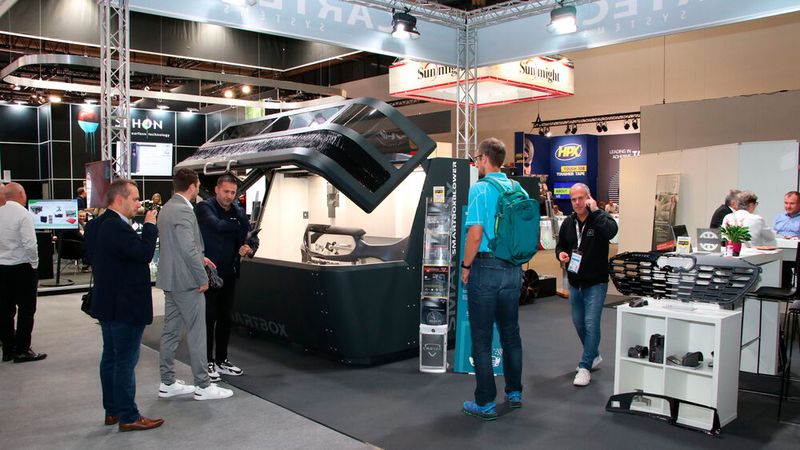Am Stand von Cartec Autotechnik Fuchs war ein SmartBoxBlower (BxTxH = 3,0 x 2,25 x 1,95 Meter) ausgestellt, der mit seinen mikrofeinen Partikeln, die im Wirbelstrom-Rotationsverfahren über die Oberfläche des Bauteils geführt werden, dieses mattieren und für einen Lackauftrag vorbereiten. (Bild: Jürgen Klasing)