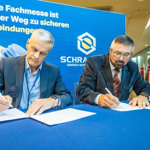 Auf der Regionalmesse Schraubtec in Dresden wurde der Vertrag zur Zusammenarbeit zwischen dem DVS und dem VQWS unterzeichnet.(Bild:  Amelie Jehmlich)