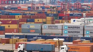 Ein großer Teil der im- und exportierten Container wird in Seehäfen wie hier in Bremerhaven entleert und beladen. Roboter sollen künftig dabei helfen, die Container effizienter zu entladen.  (BLG Logistik Group AG & Co. KG)